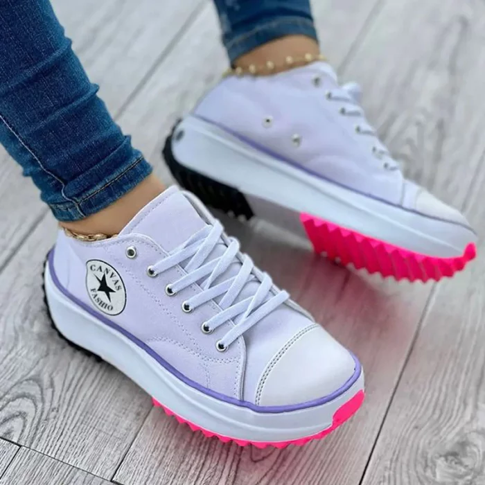 Orthopädische Schuhe mit dicker Sohle und Schnürsenkeln