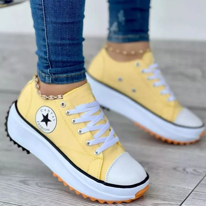 Orthopädische Schuhe mit dicker Sohle und Schnürsenkeln