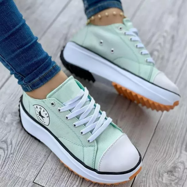 Orthopädische Schuhe mit dicker Sohle und Schnürsenkeln