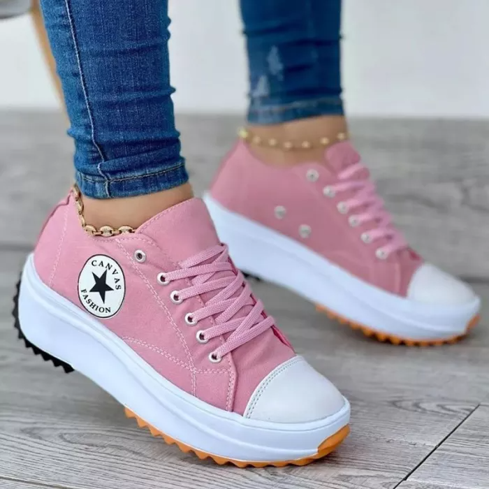 Orthopädische Schuhe mit dicker Sohle und Schnürsenkeln
