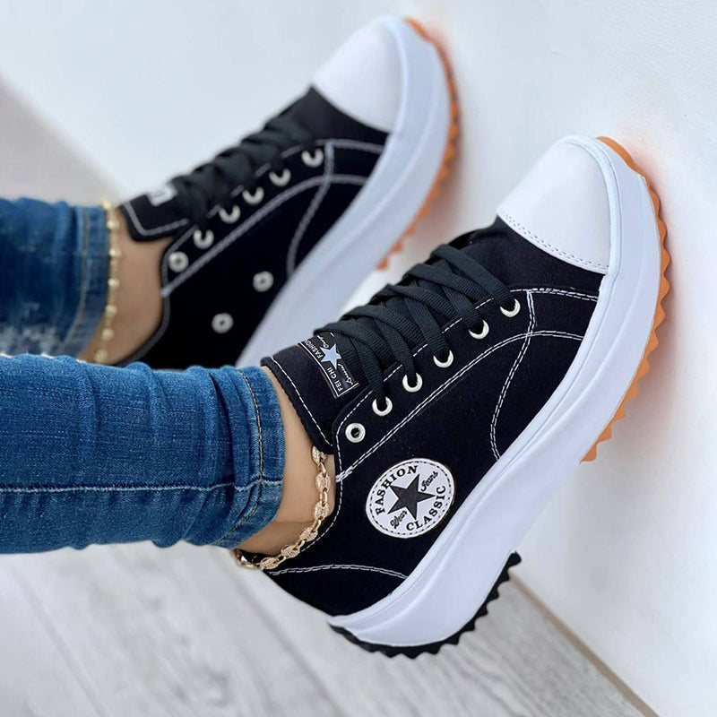 Orthopädische Schuhe mit dicker Sohle und Schnürsenkeln