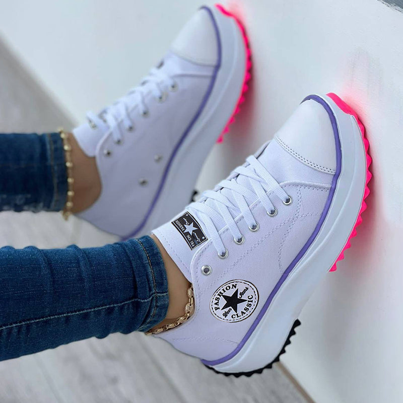 Orthopädische Schuhe mit dicker Sohle und Schnürsenkeln