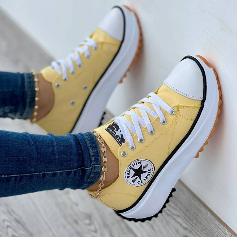 Orthopädische Schuhe mit dicker Sohle und Schnürsenkeln