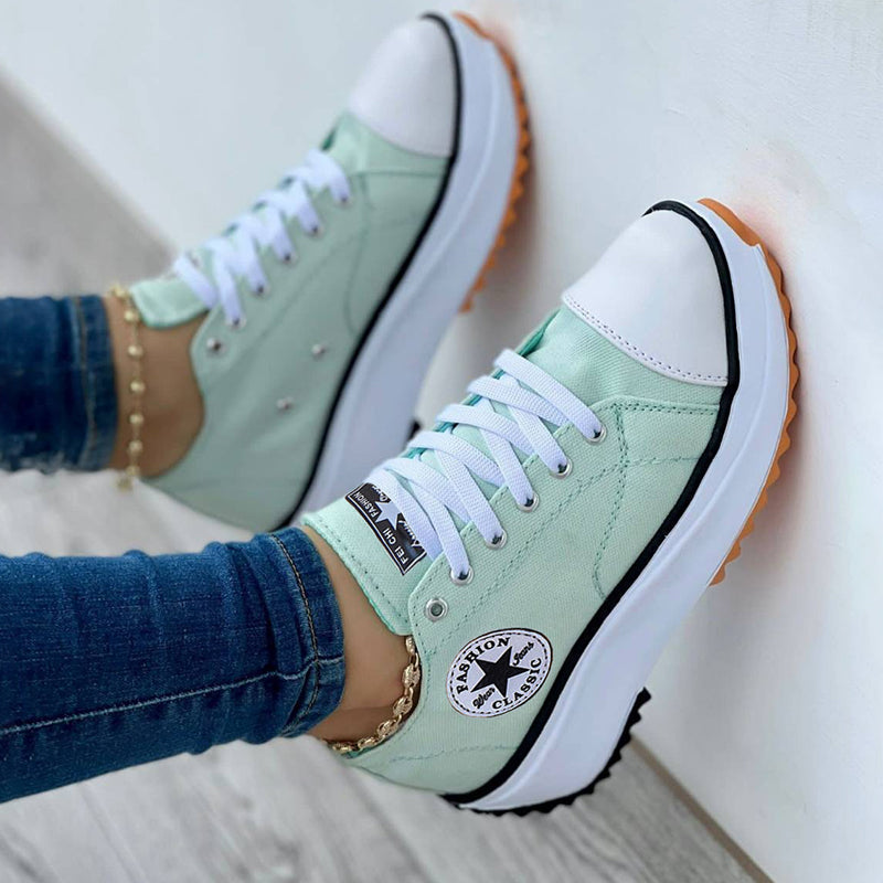 Orthopädische Schuhe mit dicker Sohle und Schnürsenkeln