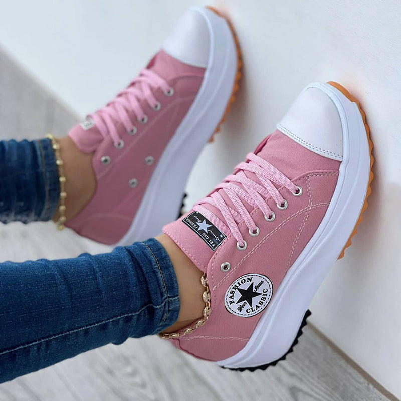 Orthopädische Schuhe mit dicker Sohle und Schnürsenkeln