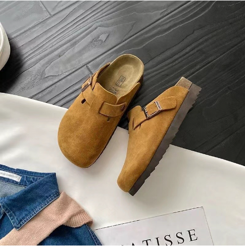 Wildleder Schlupfclogs mit verstellbarer Schnalle