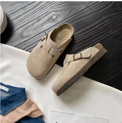 Wildleder Schlupfclogs mit verstellbarer Schnalle
