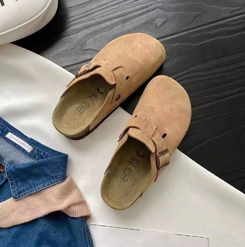 Wildleder Schlupfclogs mit verstellbarer Schnalle