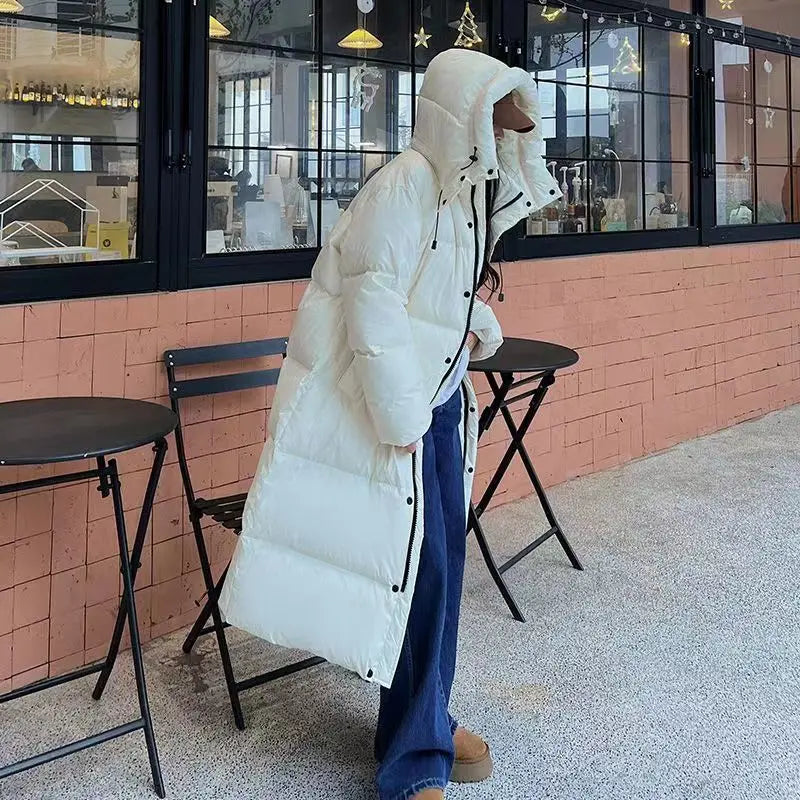 Lange Daunenjacke mit Kapuze