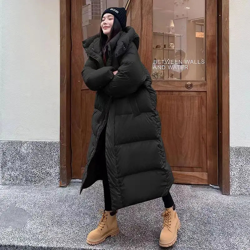 Lange Daunenjacke mit Kapuze