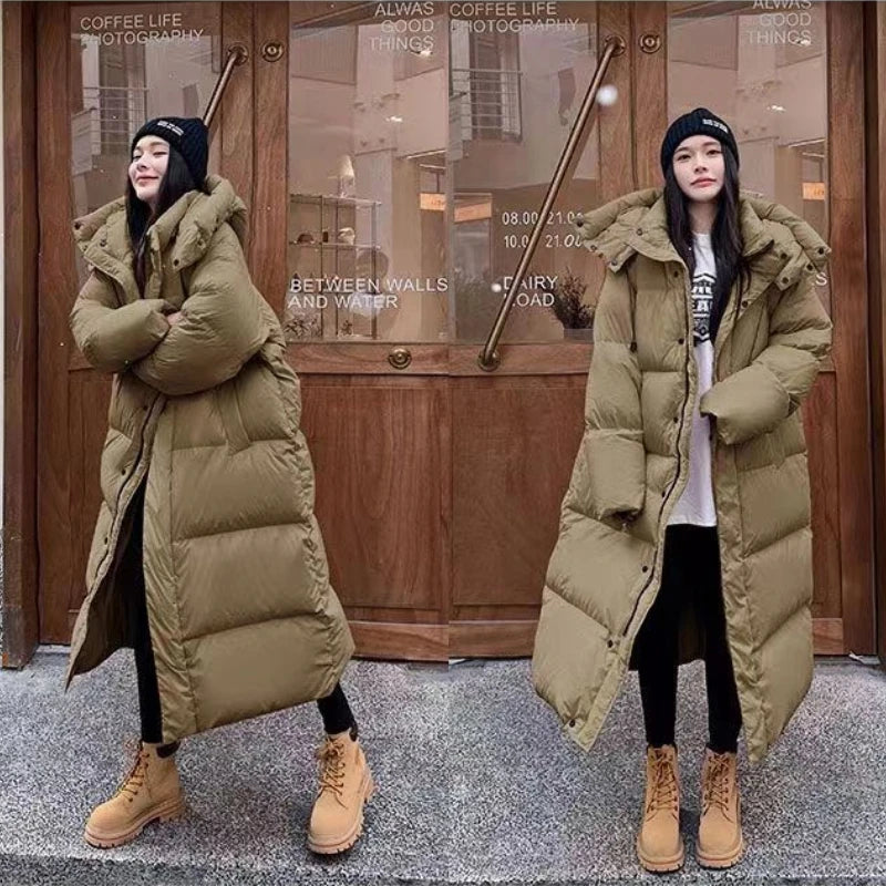 Lange Daunenjacke mit Kapuze