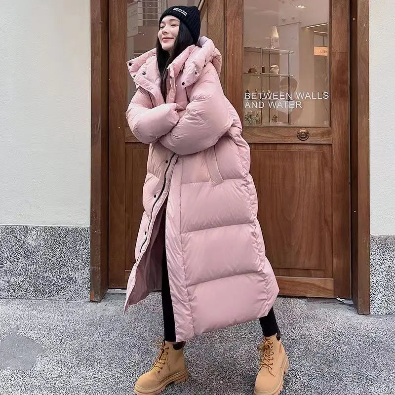 Lange Daunenjacke mit Kapuze