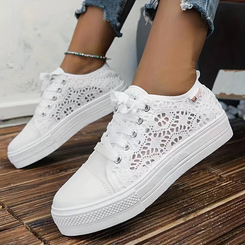 Luftige Spitzensneaker mit elegantem Design