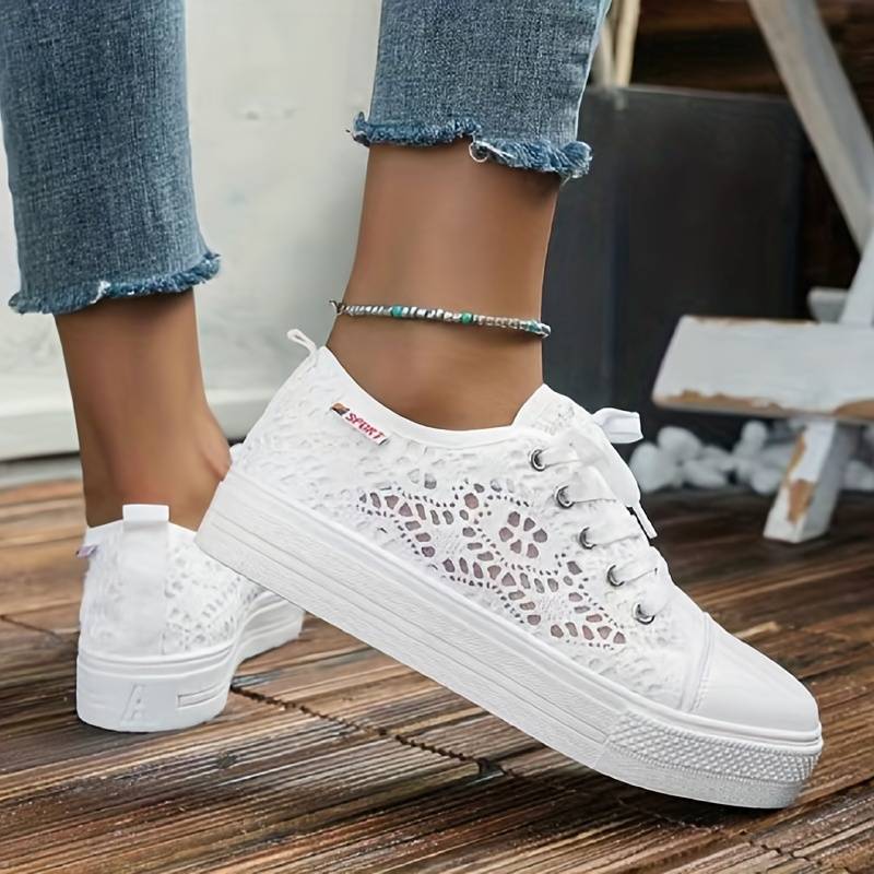 Luftige Spitzensneaker mit elegantem Design