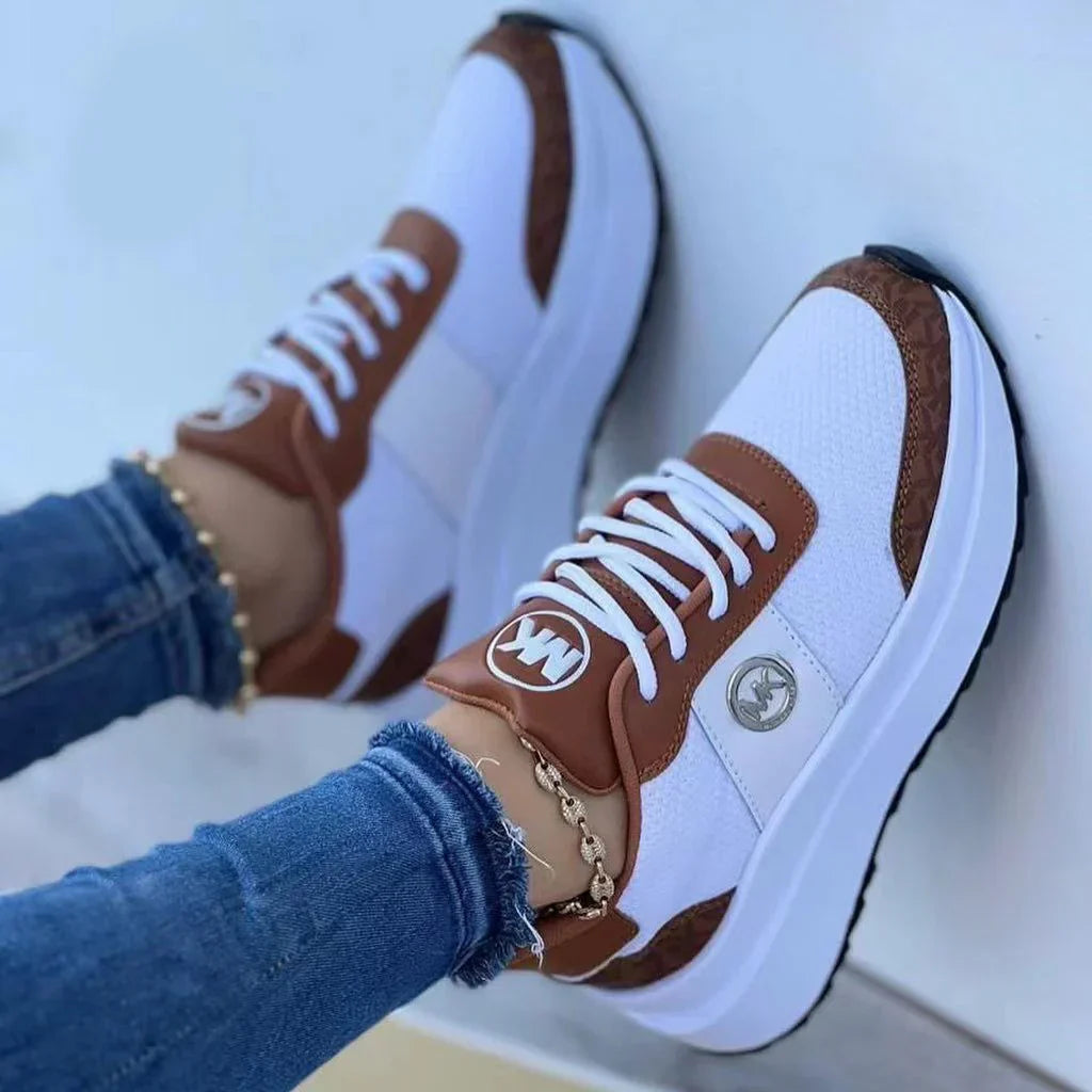 Sportliche Plateausneaker mit Schnürung