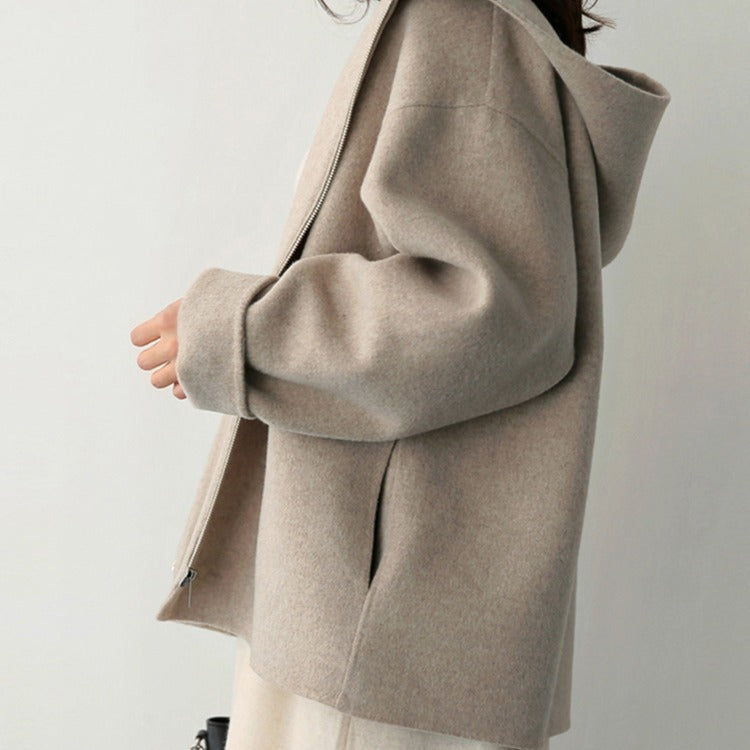 Moderne Damenjacke mit Kapuze