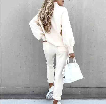 Gemütlicher Hausanzug mit Rollkragen und High-Waist-Hose