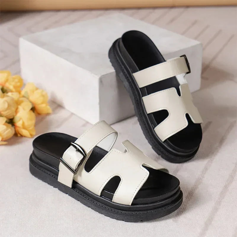 Sommerliche Slingback-Sandalen mit Plateau