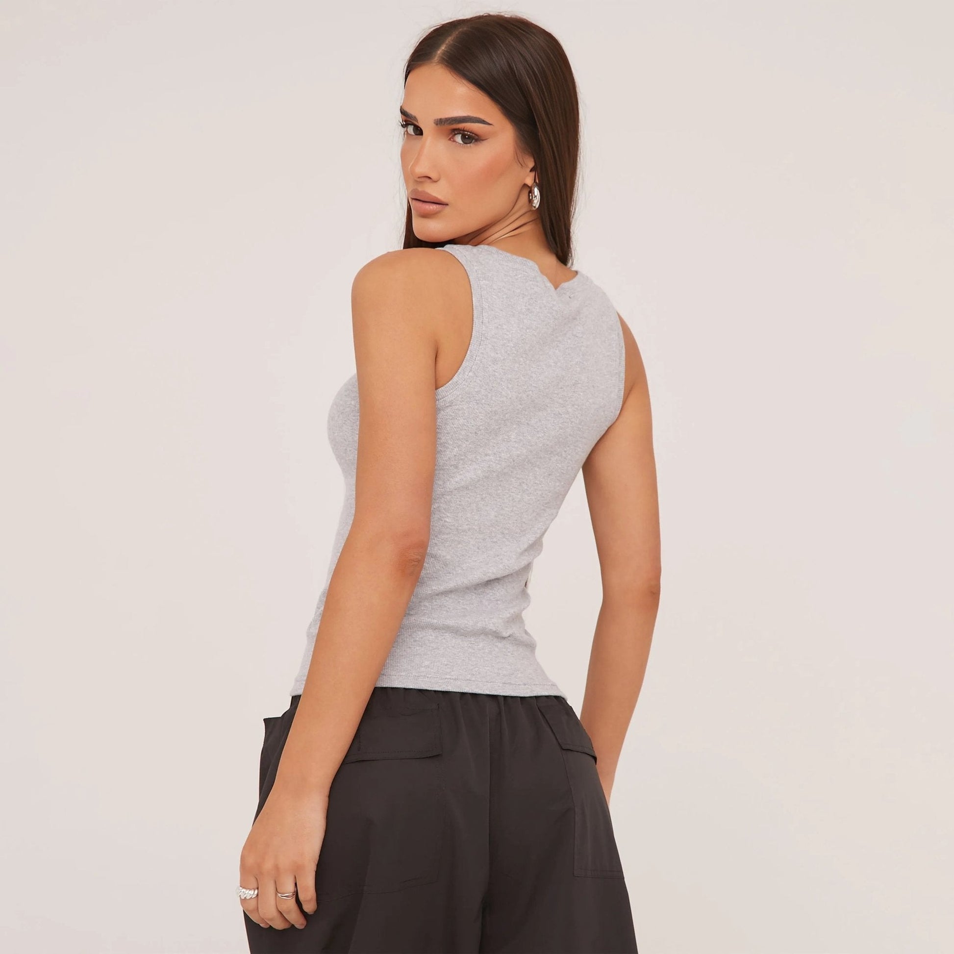 Geripptes Tanktop mit zarter Stickerei