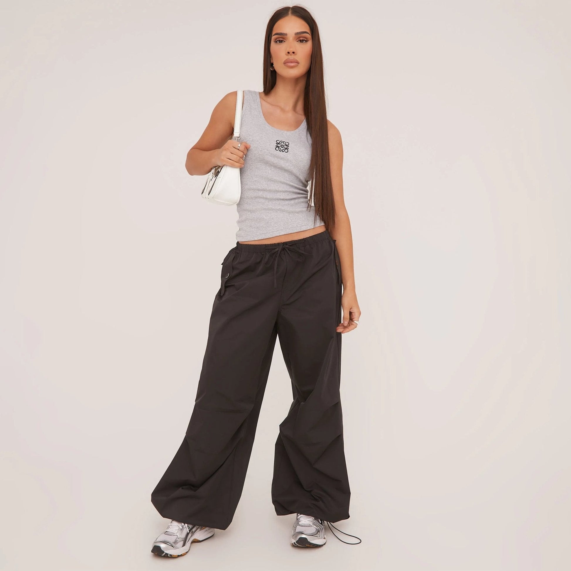 Geripptes Tanktop mit zarter Stickerei