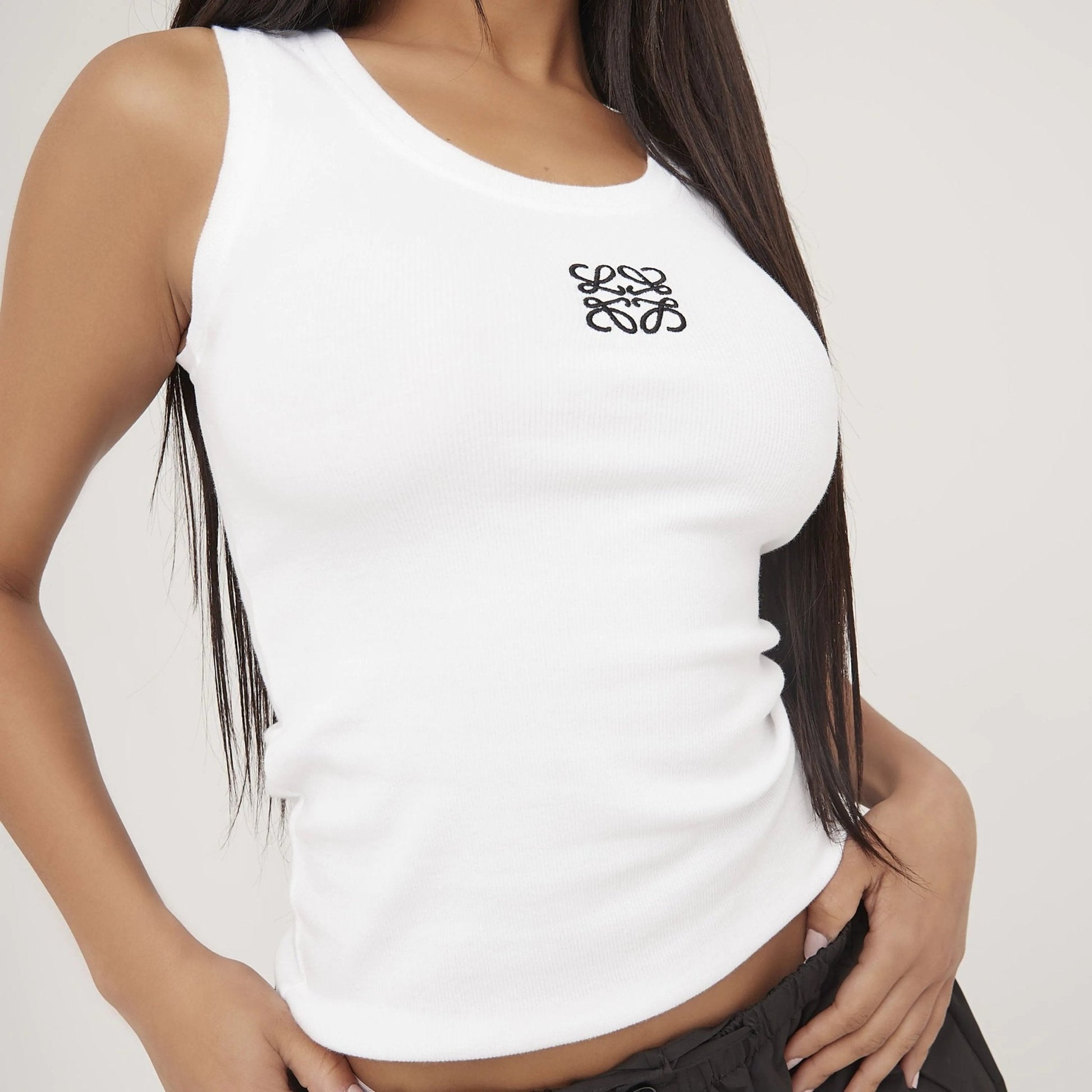 Geripptes Tanktop mit zarter Stickerei