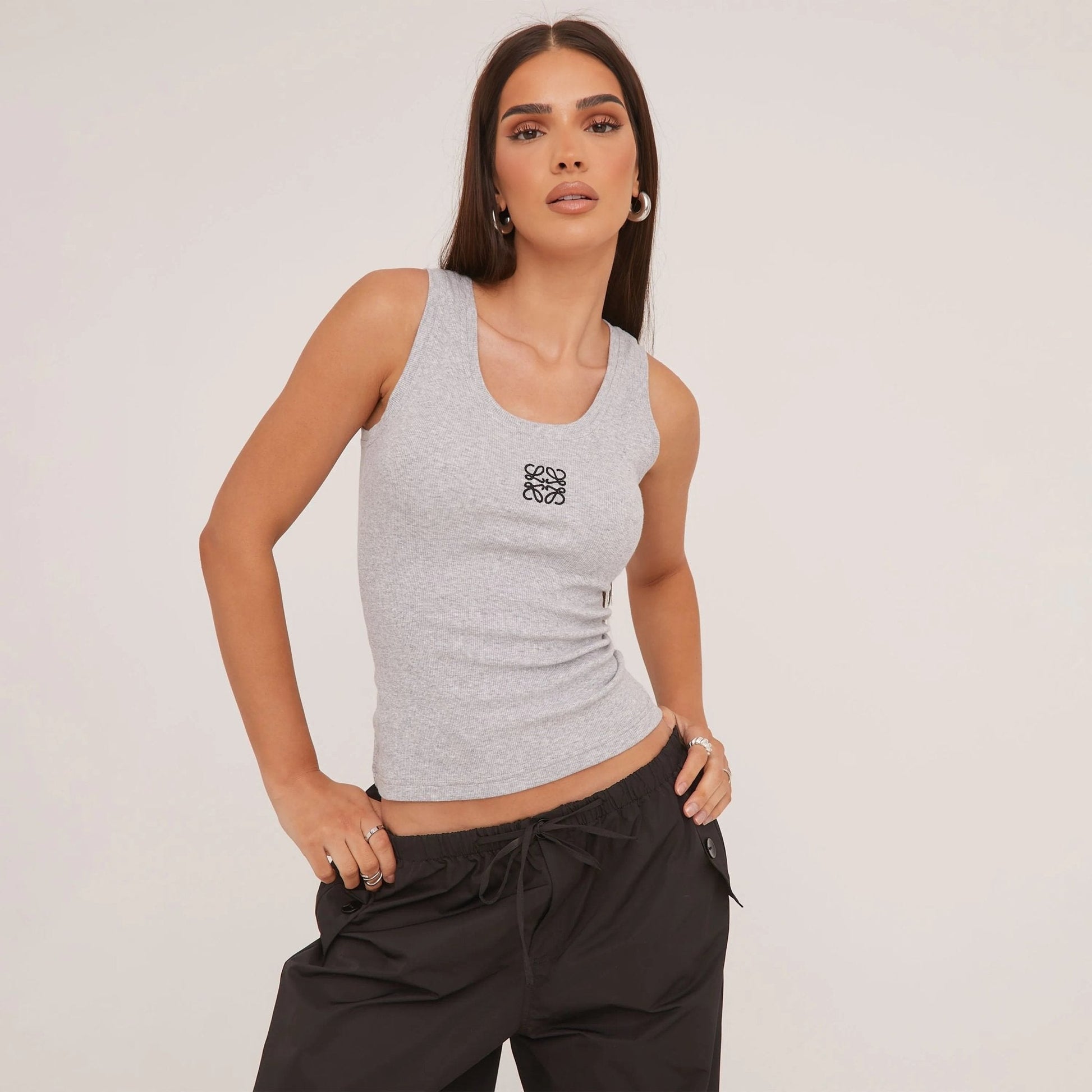 Geripptes Tanktop mit zarter Stickerei