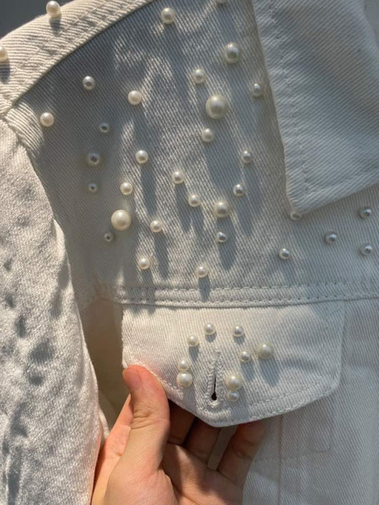 Jeansjacke mit Perlenverzierung
