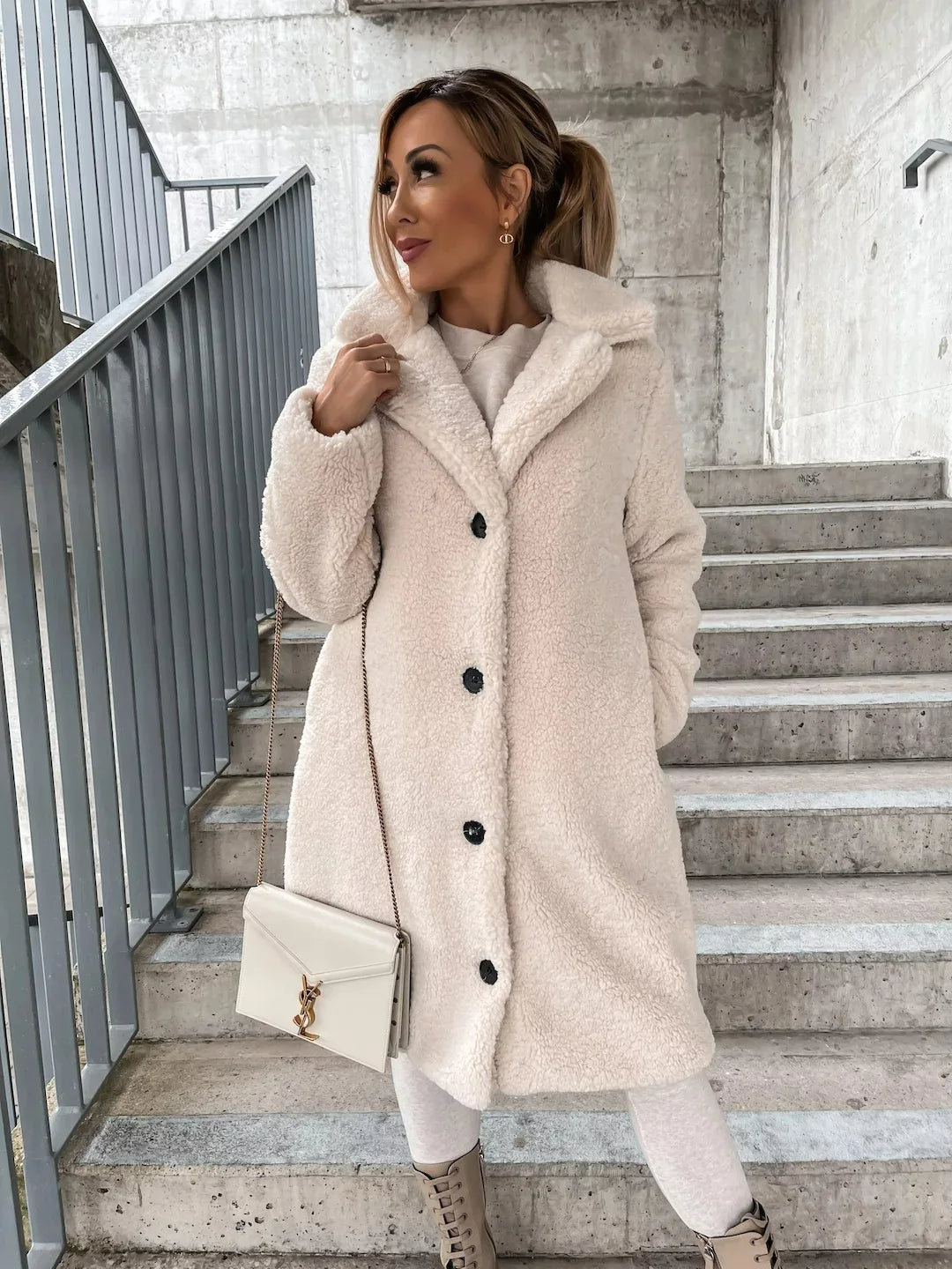 Plüsch-Trenchcoat: Warmer & stilvoller Mantel für kalte Tage