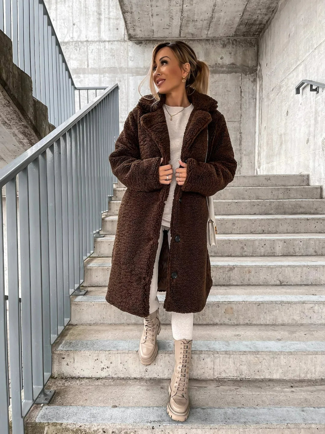 Plüsch-Trenchcoat: Warmer & stilvoller Mantel für kalte Tage