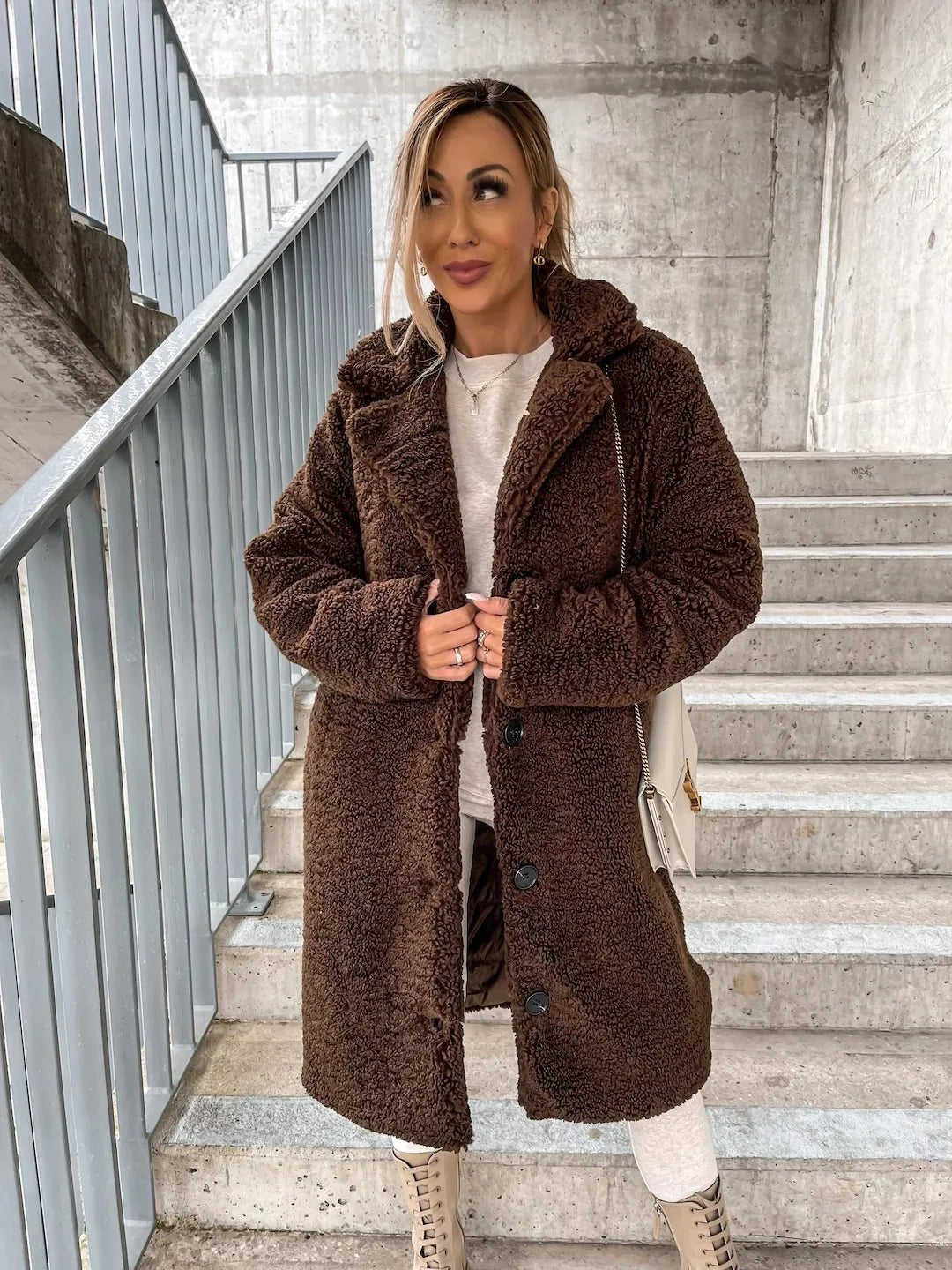 Plüsch-Trenchcoat: Warmer & stilvoller Mantel für kalte Tage