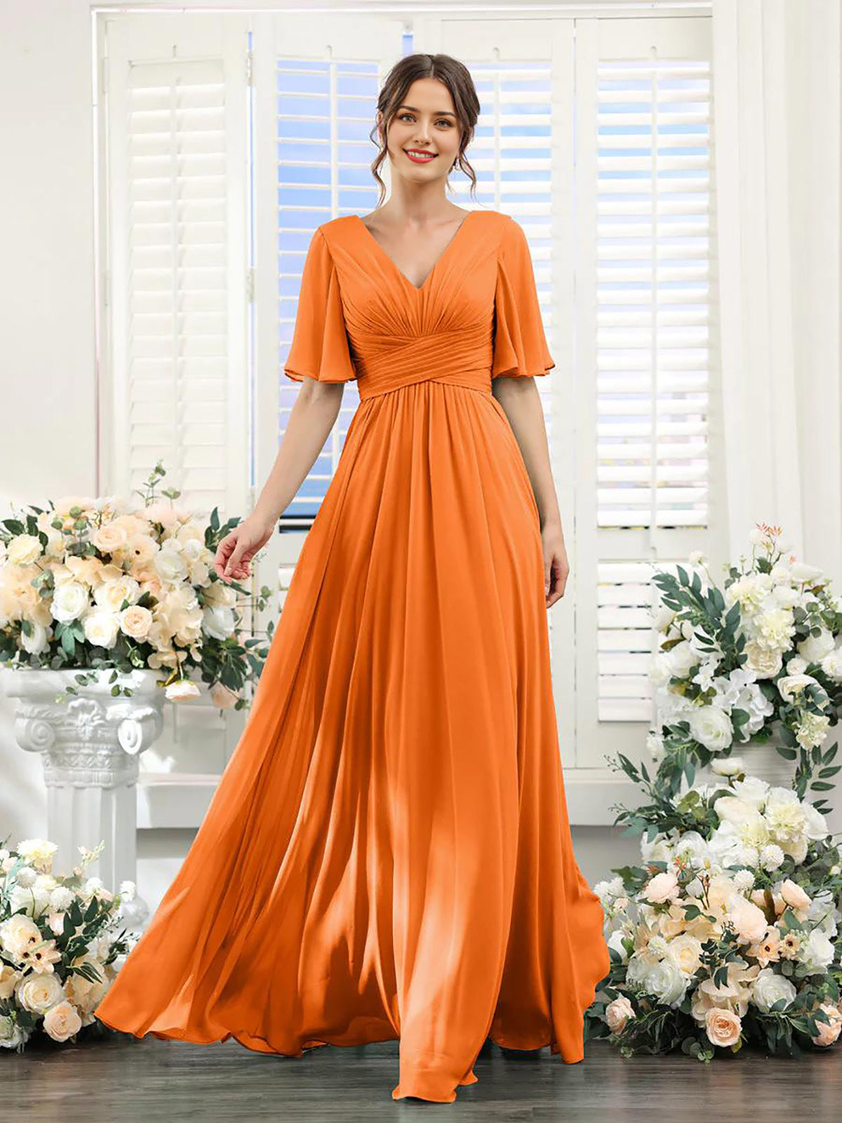 Fließendes Chiffonkleid mit V-Ausschnitt und hohem Schlitz