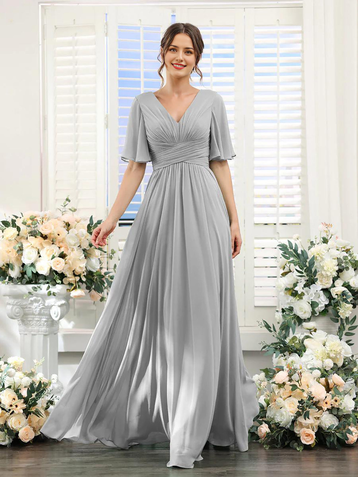 Fließendes Chiffonkleid mit V-Ausschnitt und hohem Schlitz
