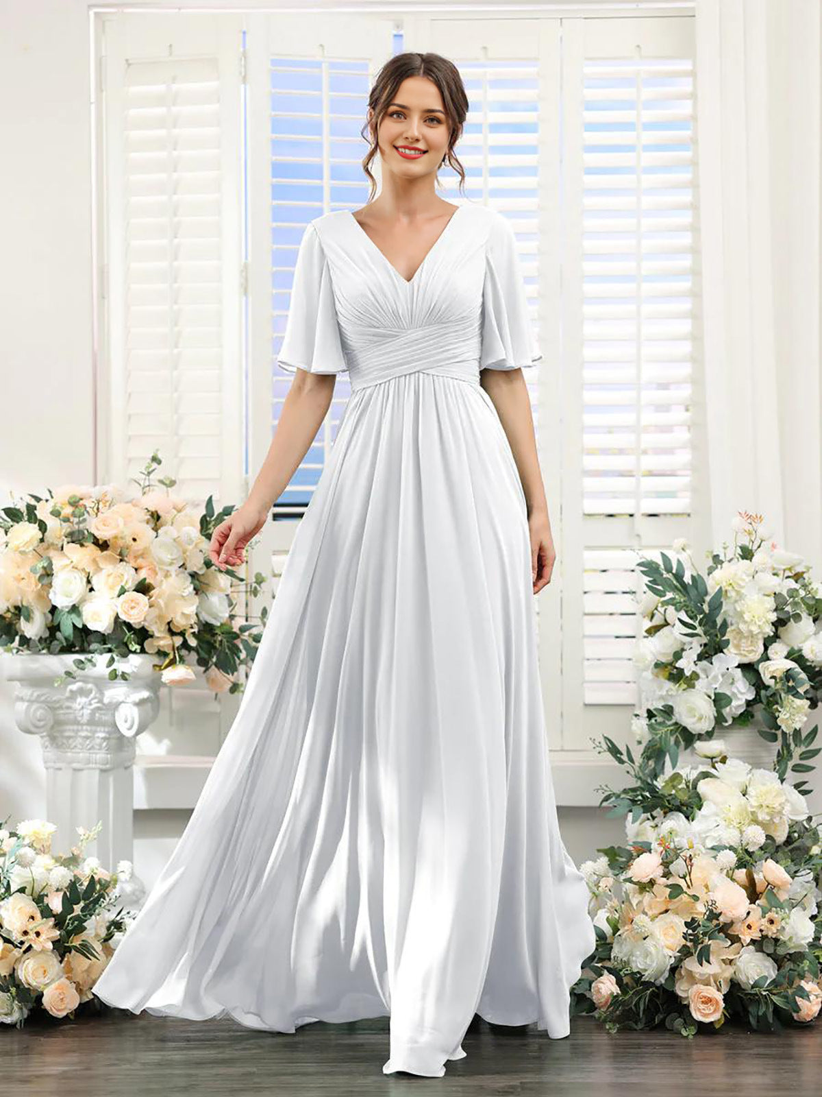 Fließendes Chiffonkleid mit V-Ausschnitt und hohem Schlitz