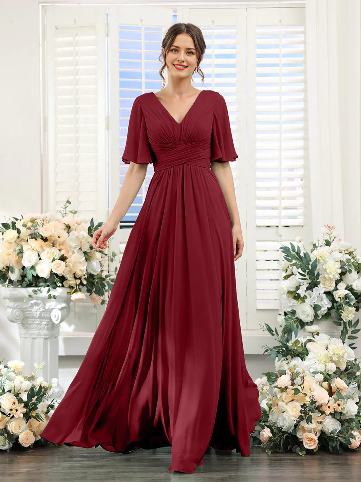 Fließendes Chiffonkleid mit V-Ausschnitt und hohem Schlitz