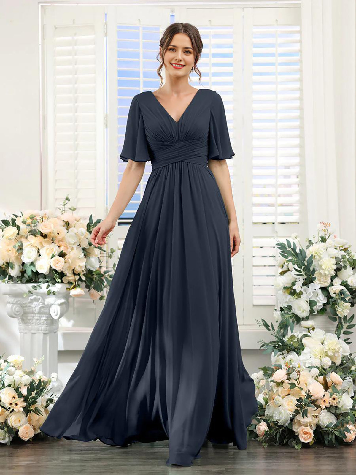 Fließendes Chiffonkleid mit V-Ausschnitt und hohem Schlitz