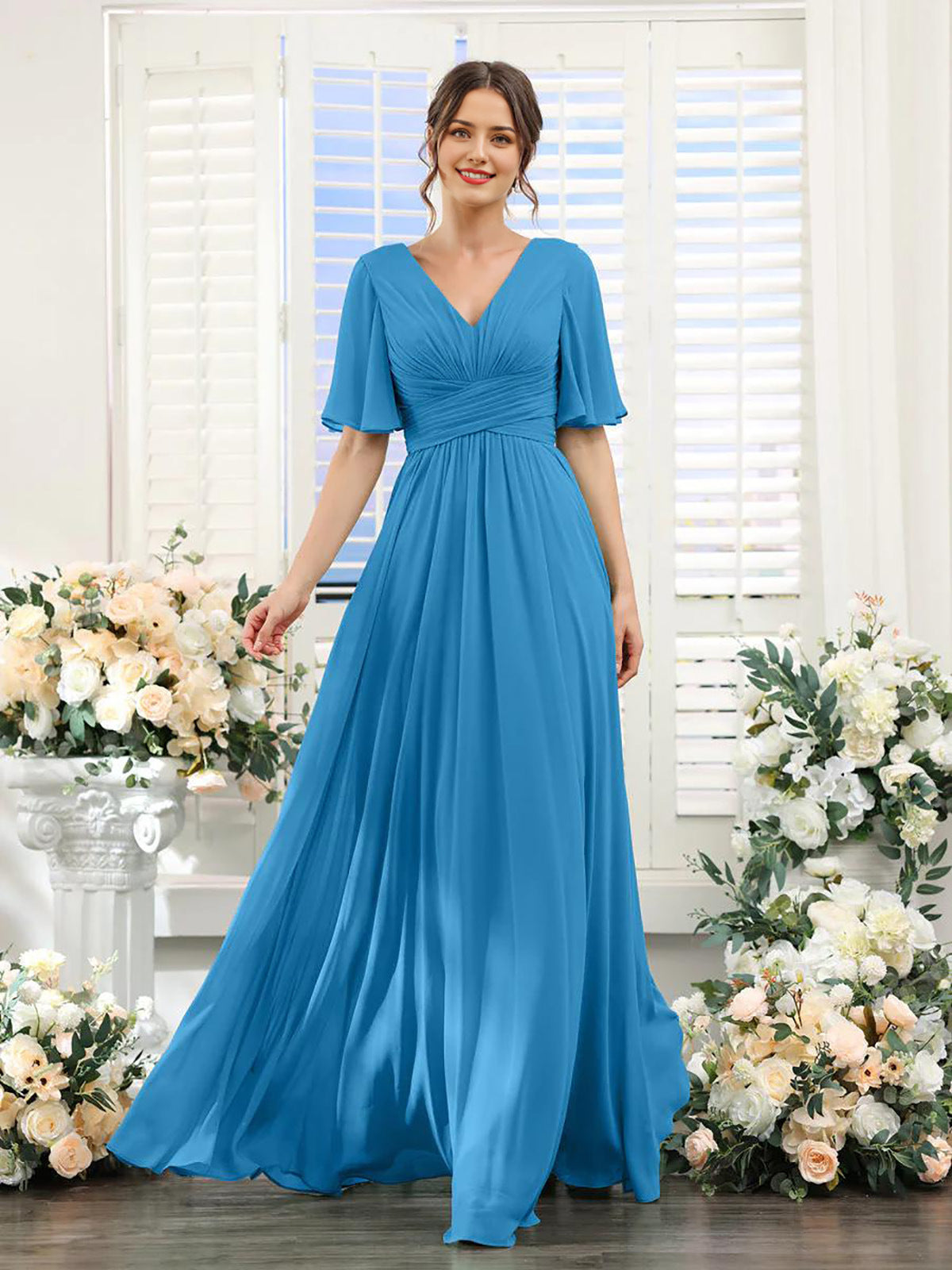 Fließendes Chiffonkleid mit V-Ausschnitt und hohem Schlitz