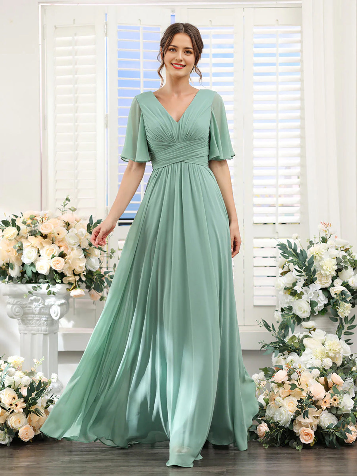 Fließendes Chiffonkleid mit V-Ausschnitt und hohem Schlitz