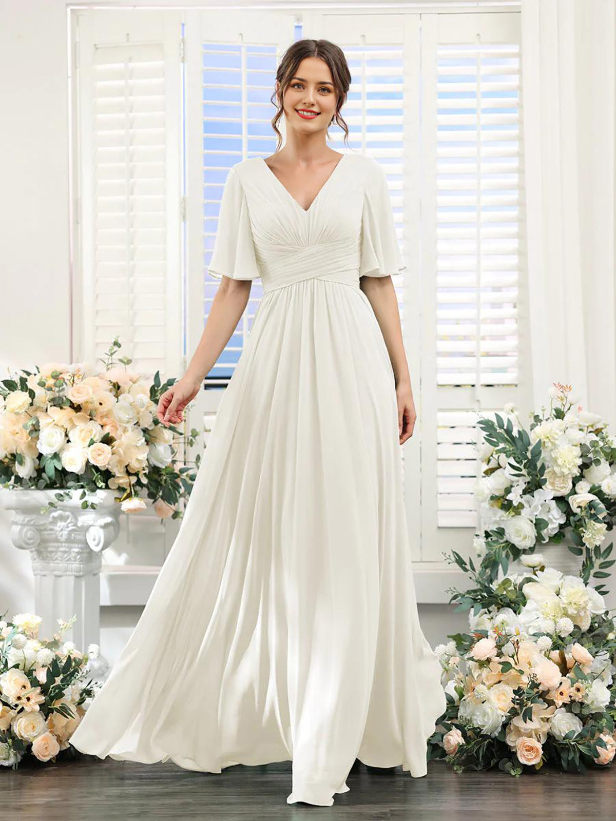 Fließendes Chiffonkleid mit V-Ausschnitt und hohem Schlitz