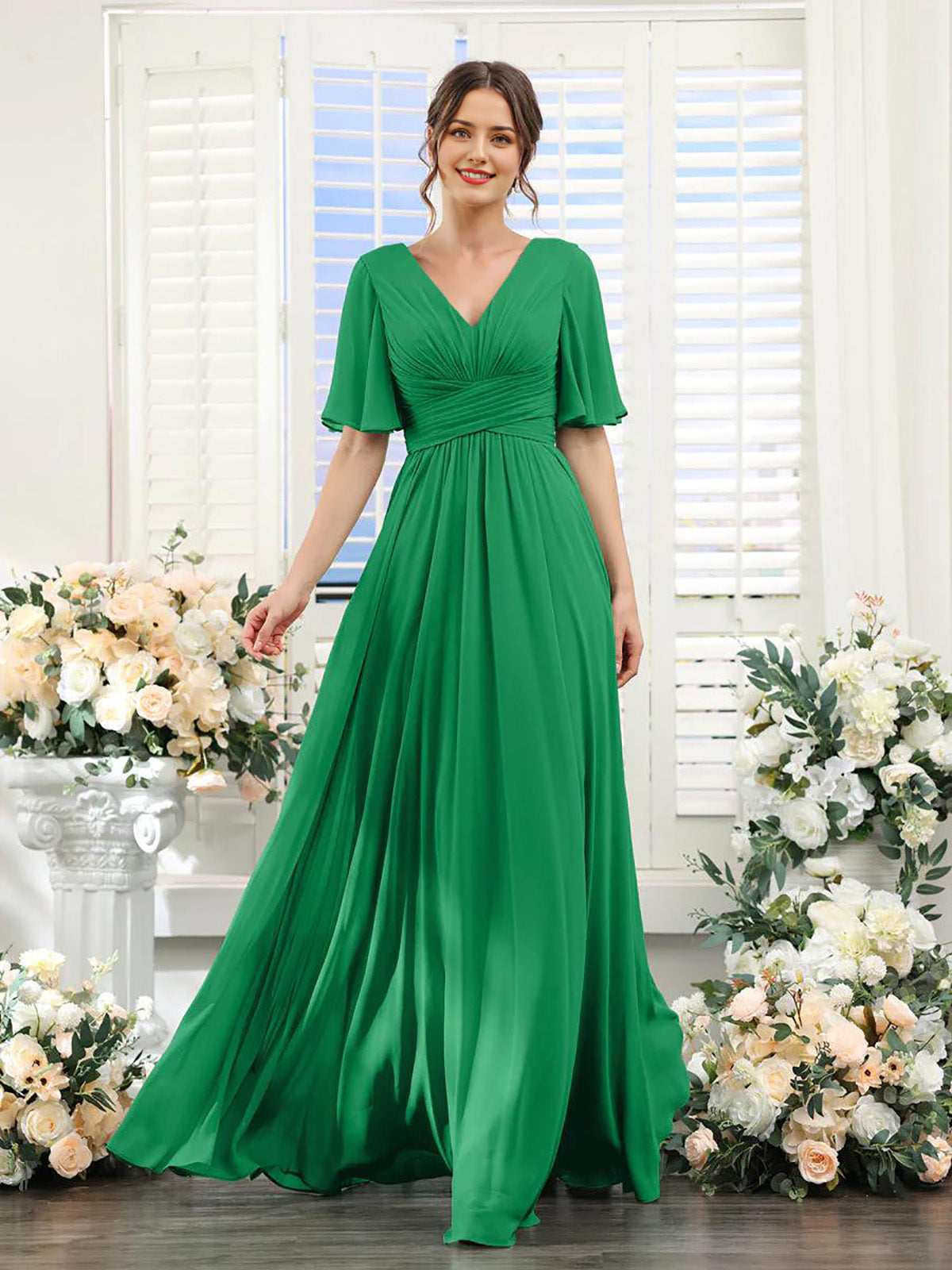 Fließendes Chiffonkleid mit V-Ausschnitt und hohem Schlitz