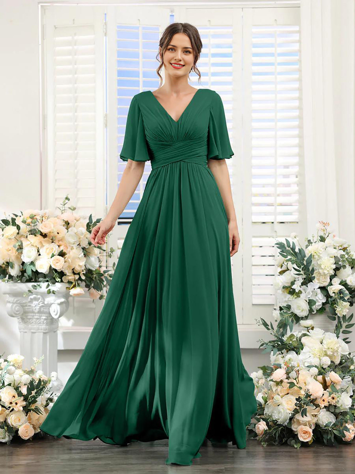 Fließendes Chiffonkleid mit V-Ausschnitt und hohem Schlitz