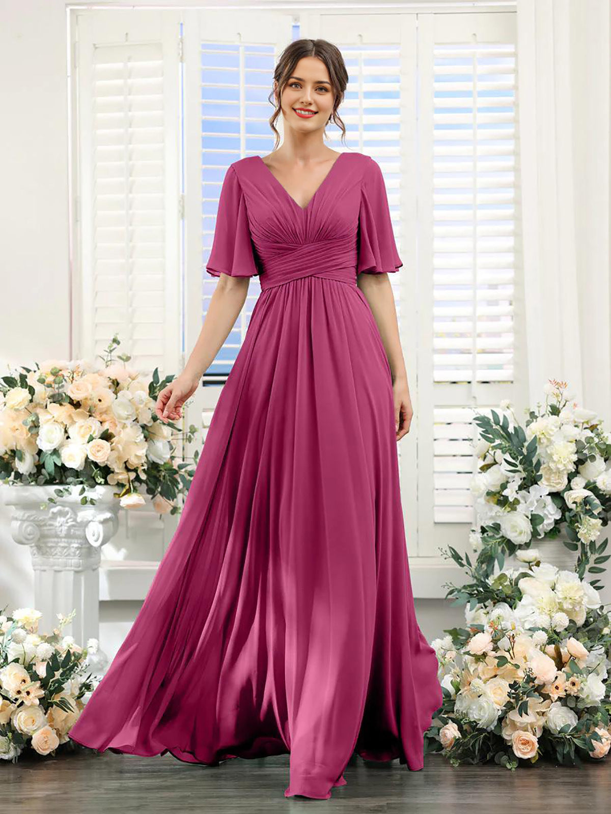 Fließendes Chiffonkleid mit V-Ausschnitt und hohem Schlitz