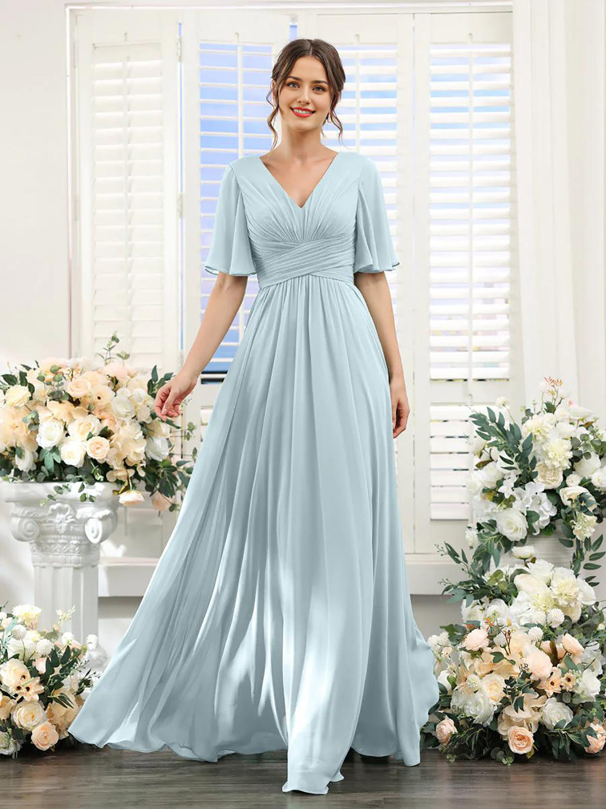 Fließendes Chiffonkleid mit V-Ausschnitt und hohem Schlitz
