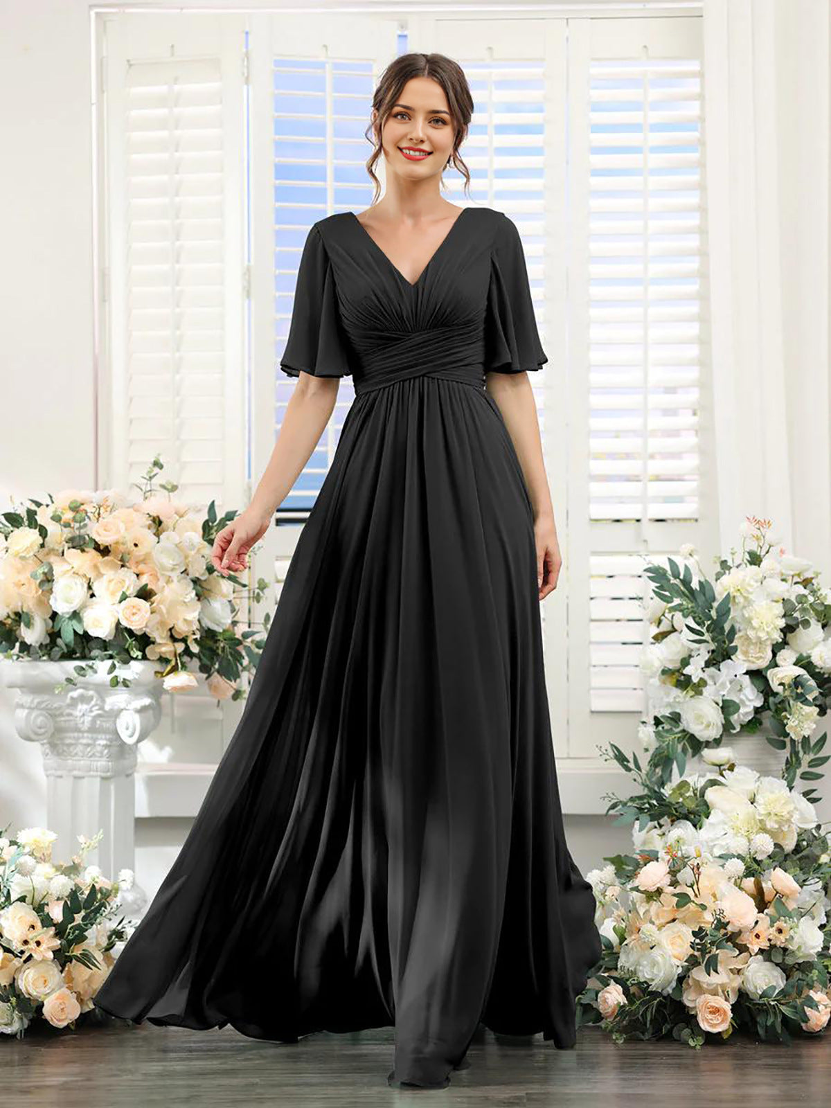 Fließendes Chiffonkleid mit V-Ausschnitt und hohem Schlitz