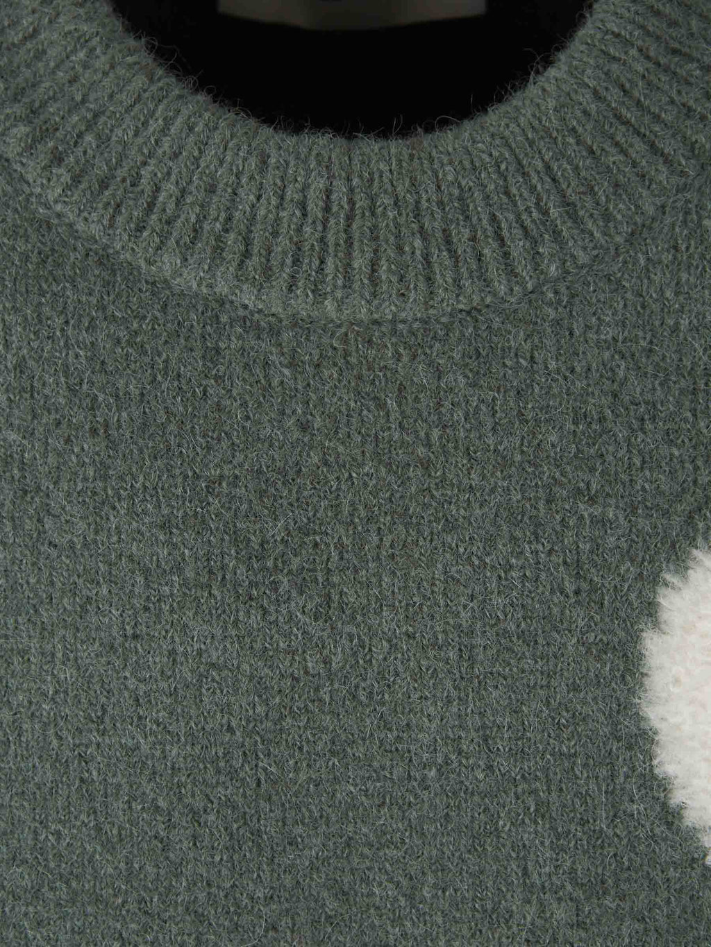 Modischer Herz-Pullover: Zeitloses Design & Komfort