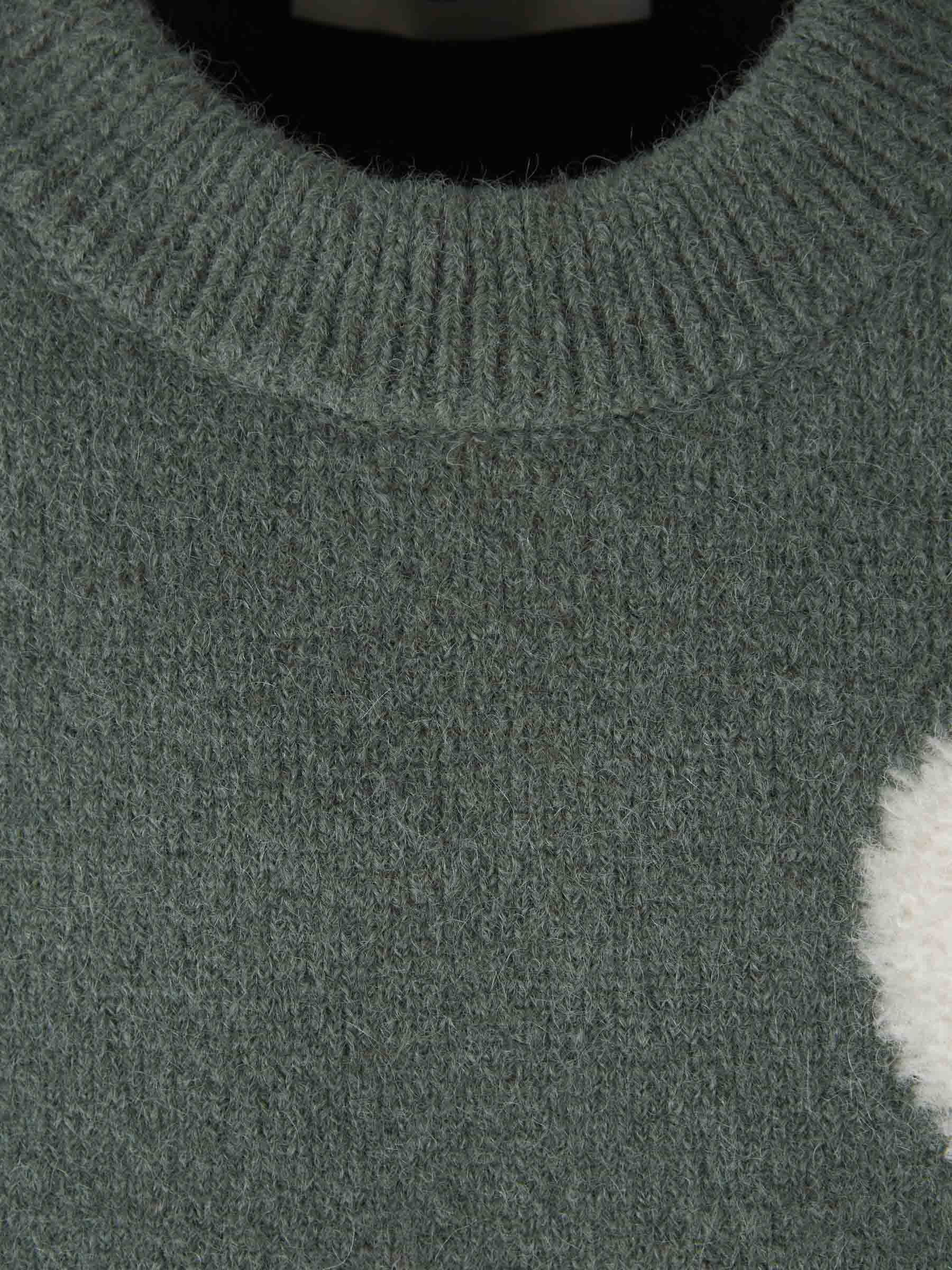Modischer Herz-Pullover: Zeitloses Design & Komfort