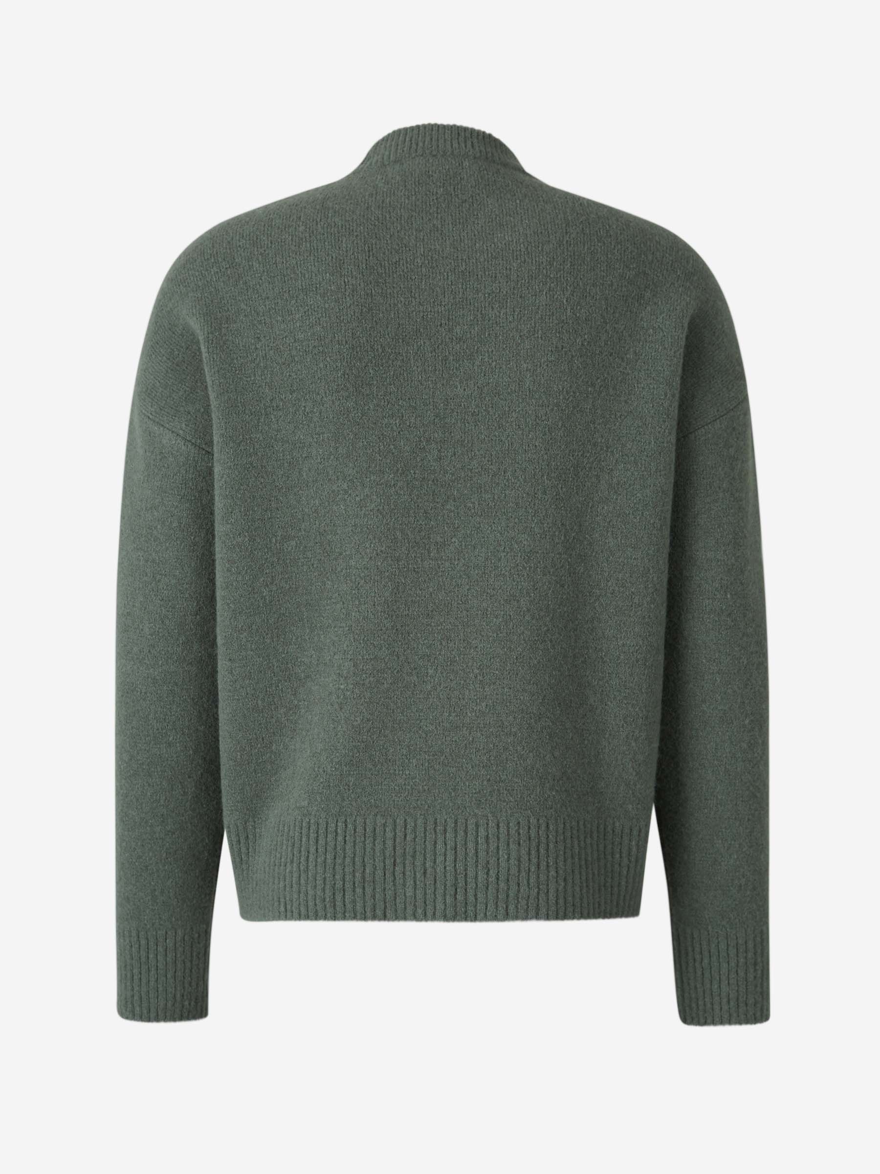 Modischer Herz-Pullover: Zeitloses Design & Komfort