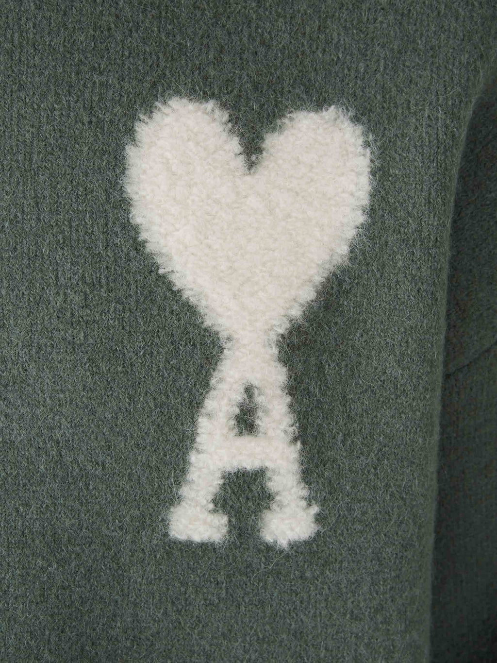 Modischer Herz-Pullover: Zeitloses Design & Komfort