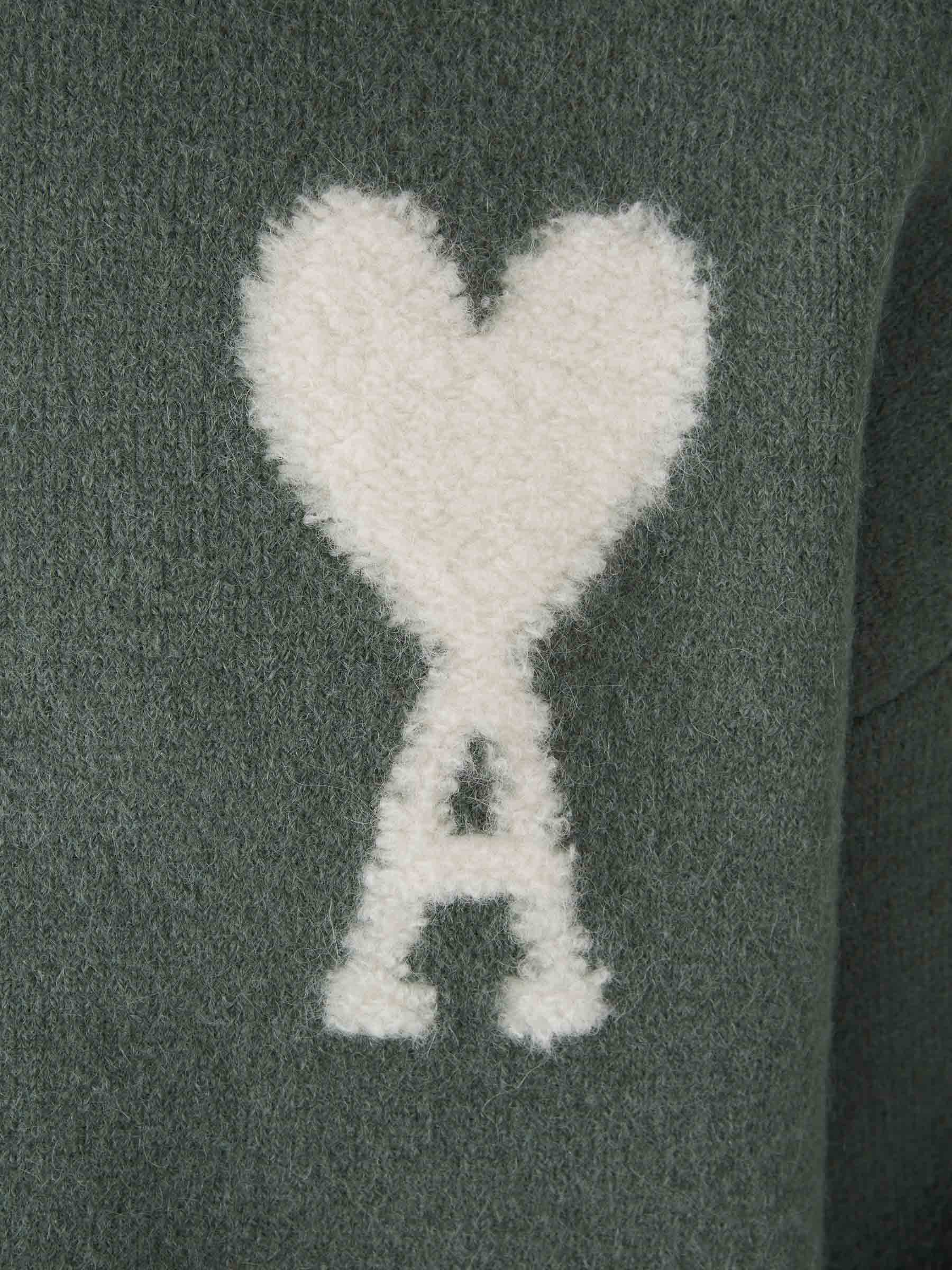 Modischer Herz-Pullover: Zeitloses Design & Komfort