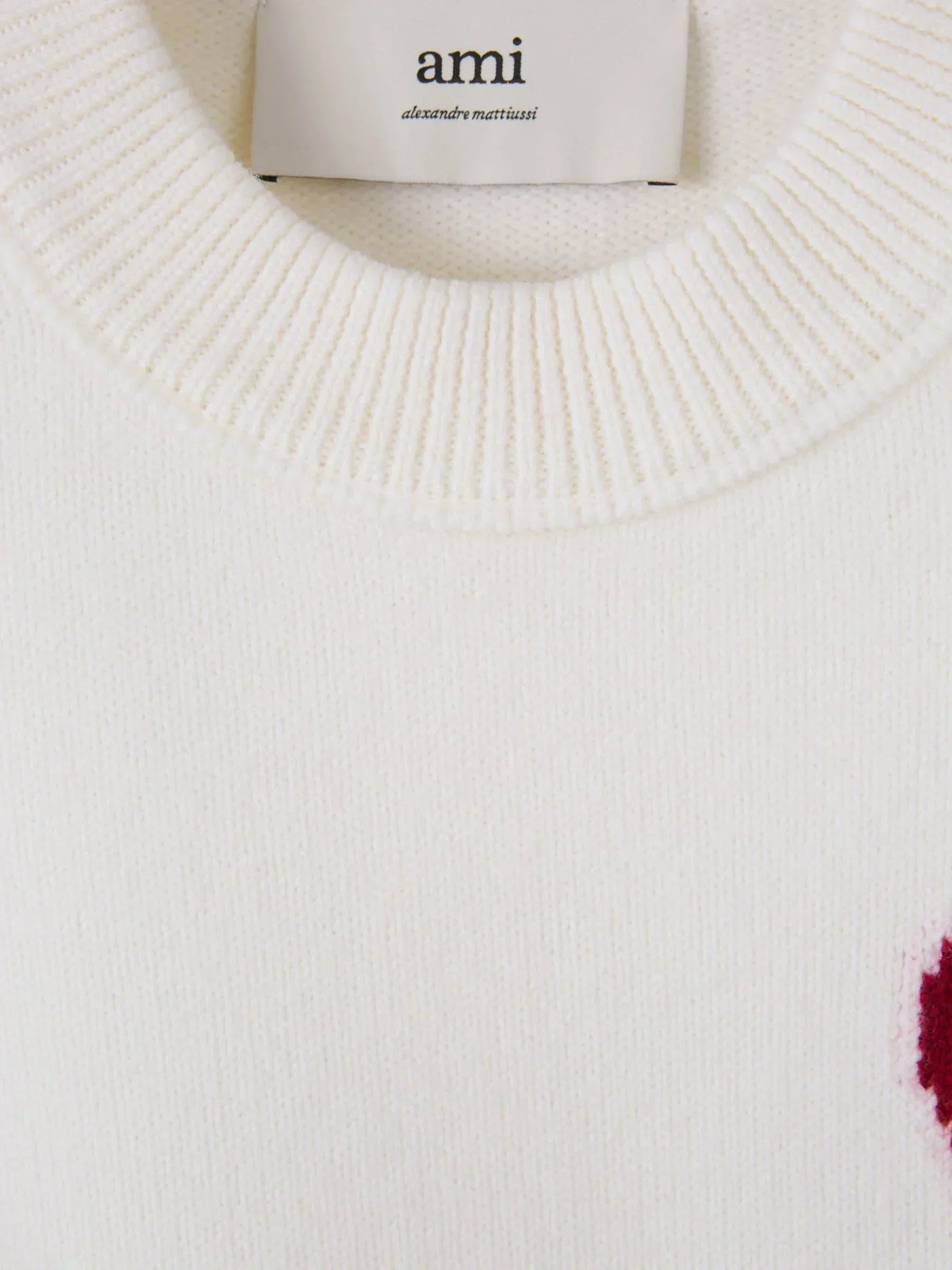 Modischer Herz-Pullover: Zeitloses Design & Komfort