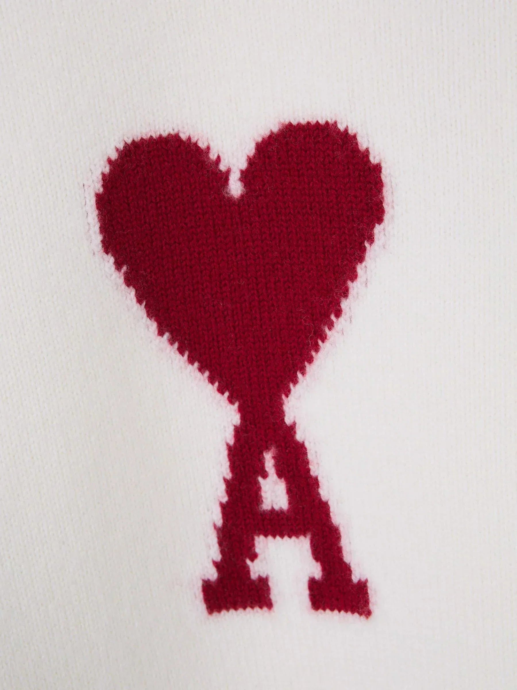 Modischer Herz-Pullover: Zeitloses Design & Komfort
